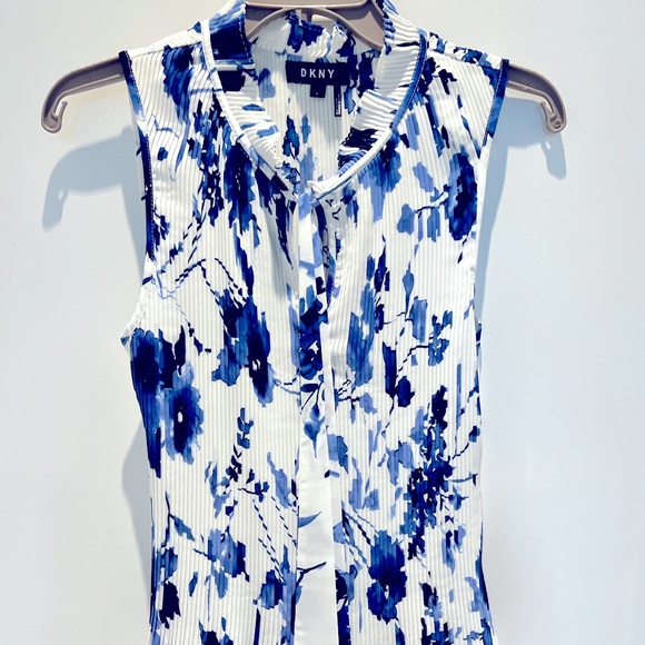 💙 Elegant & sexy unique pleated sleeveless top with a ruffled neck and tie NWOT - Picture 7 of 15